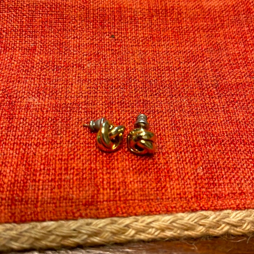 Gold color, knot stud earrings!